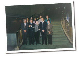 肩負著1990年代的辛勞職員們在明治紀念館舉辦懇親會後（2004年）